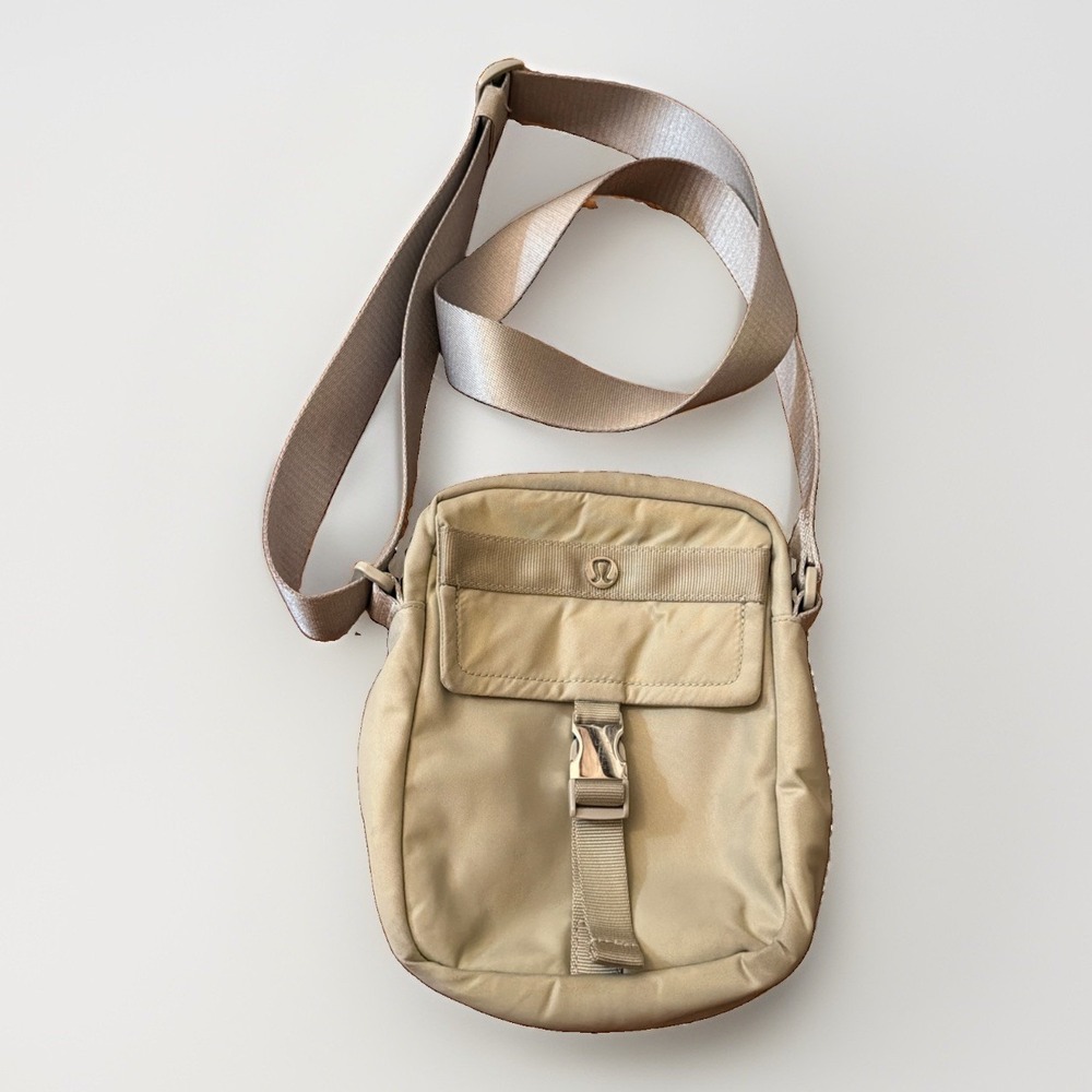 lululemon Wunderlust Crossbody Bag Mint Sage Green Adjustable Strap Silver Clasp